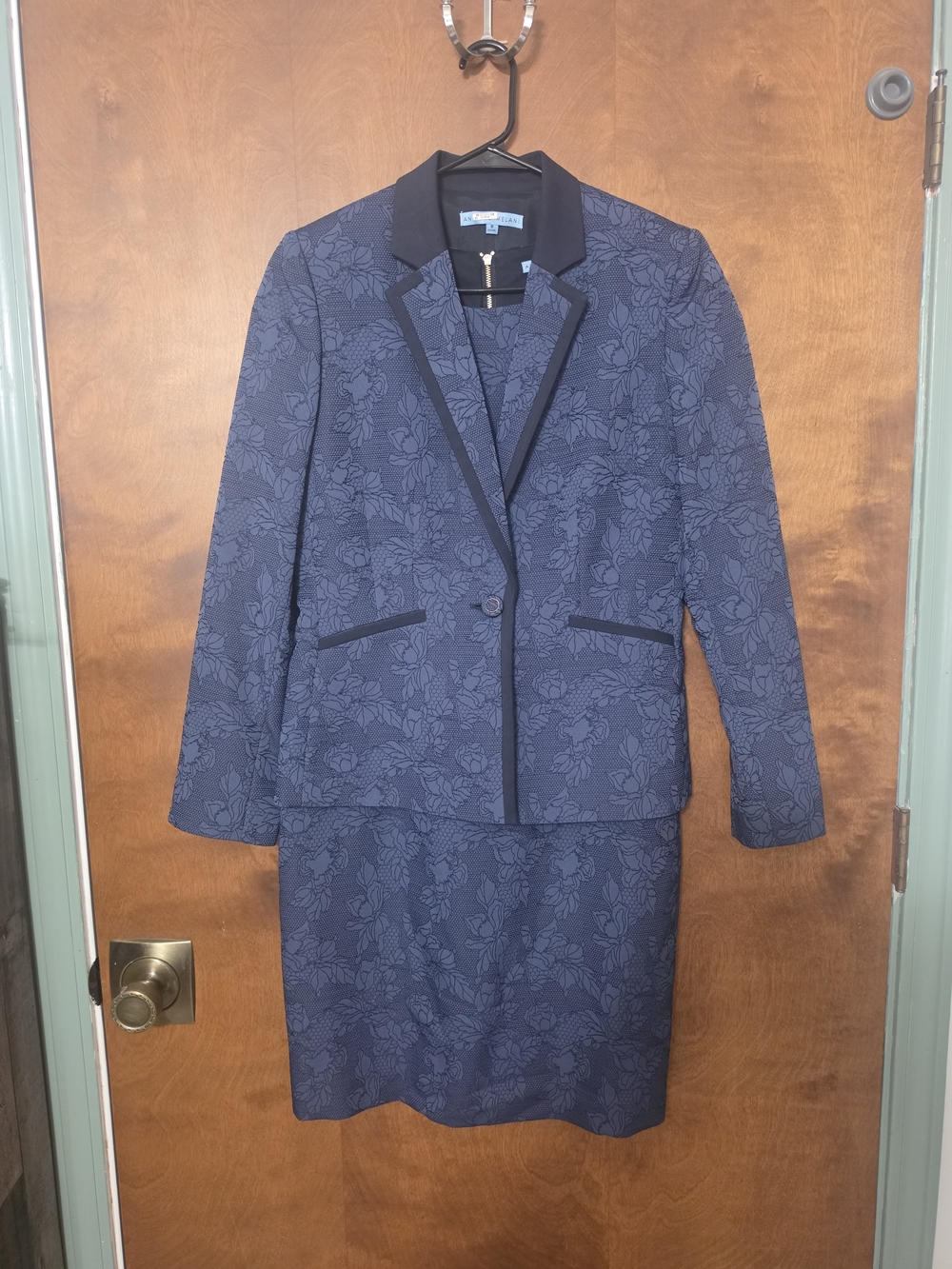 Womenโs Navy Floral Jacquard Dress Suit With Jacket